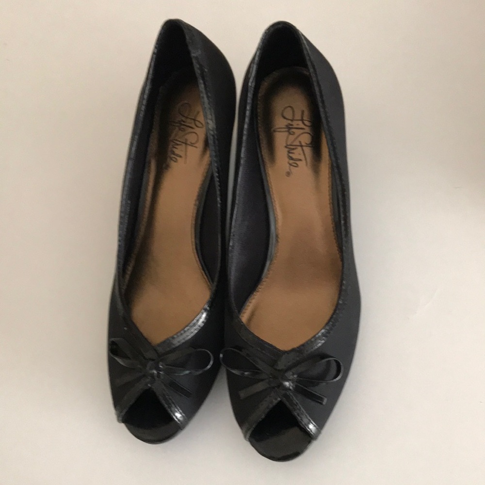 Life Stride Stylish Black Peep-Toe Flats. Size 8 M
